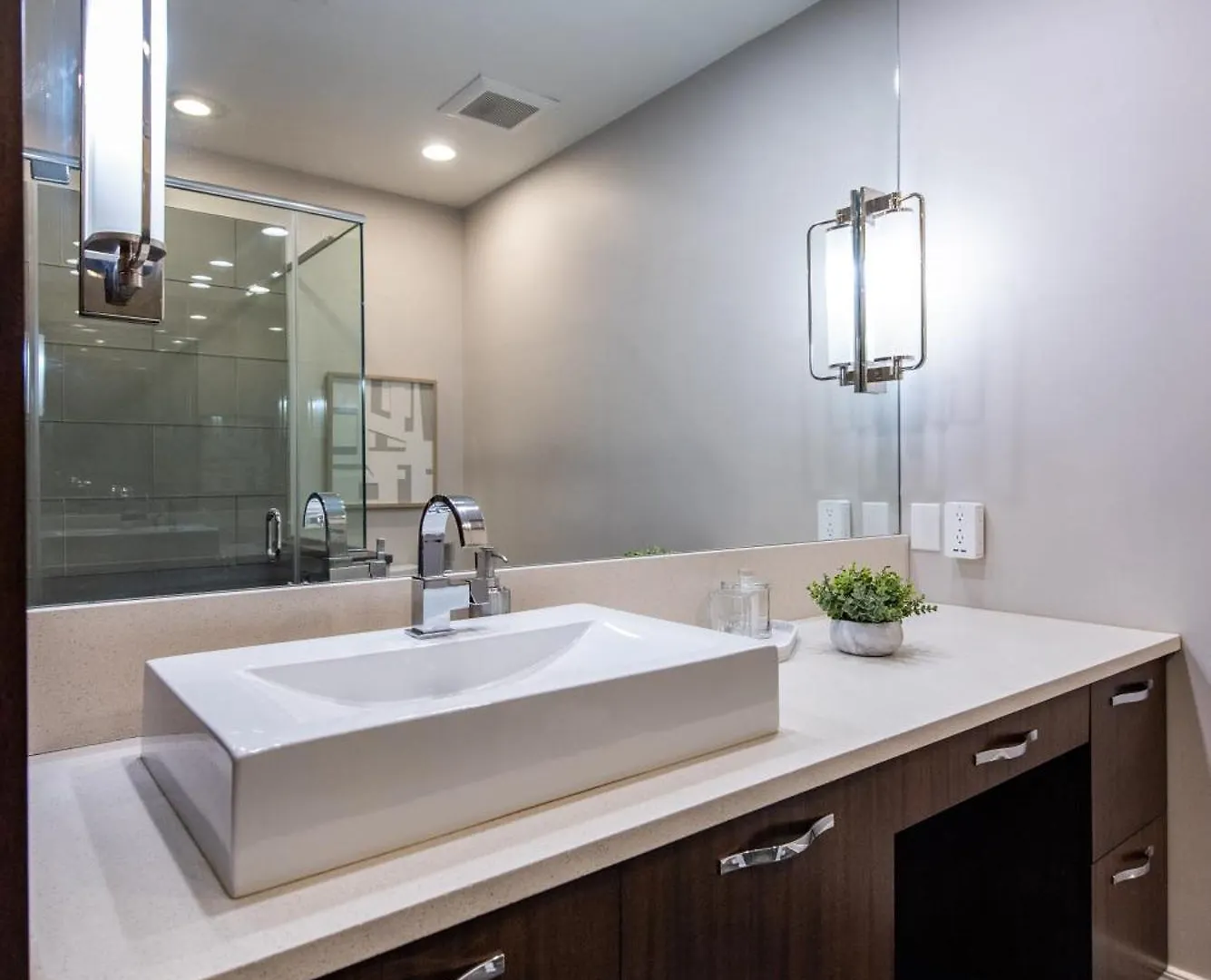 Apartment Luxe Louisville Condo~King Br~Near Yum Center