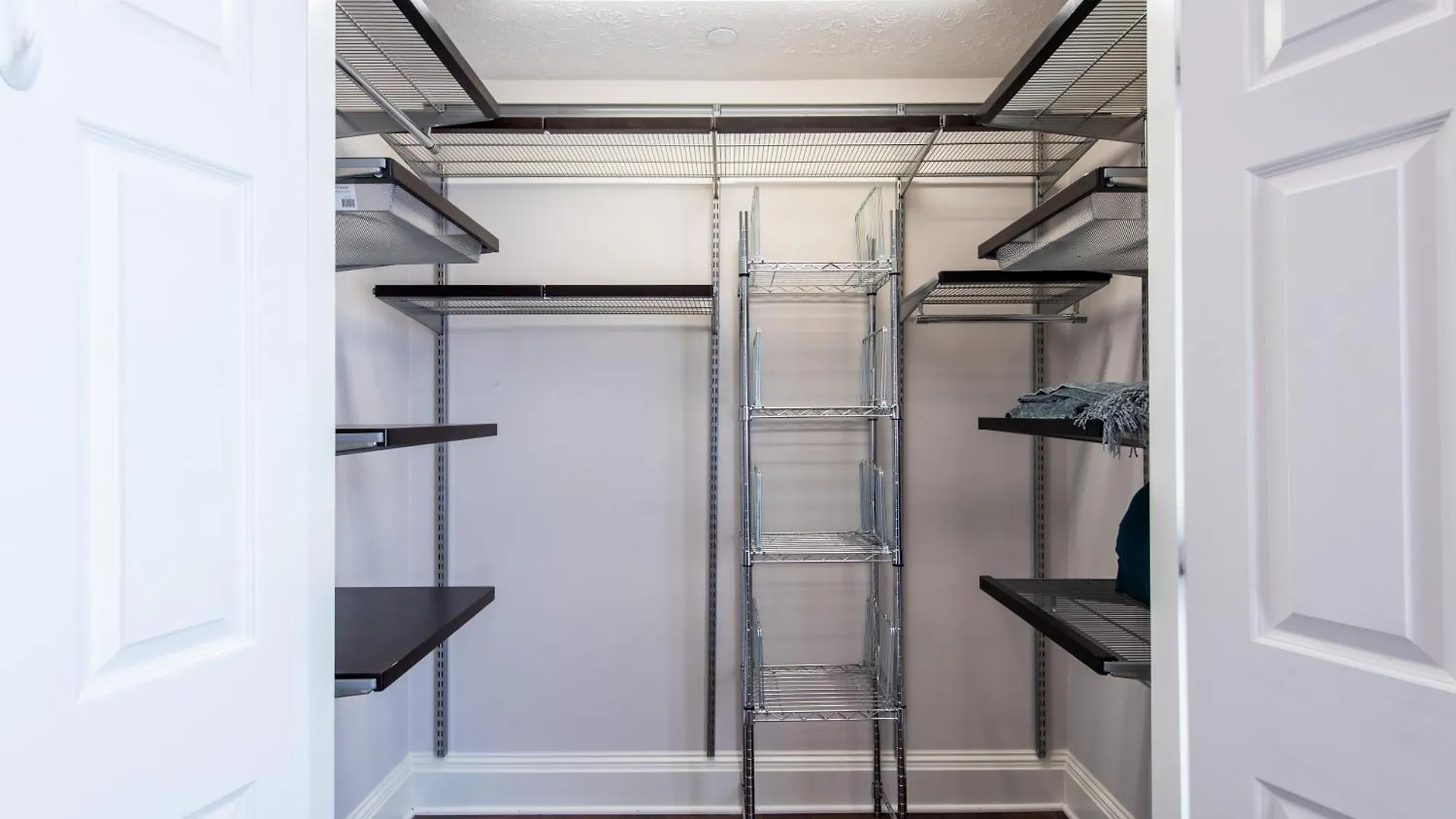 Apartment Luxe Louisville Condo~King Br~Near Yum Center